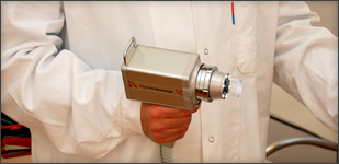 Hautarzt Prof. Dr. Okamoto mit dem Fotofinder Dermoscope in seiner Wiener Privatklinik