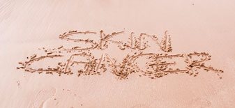 SKIN CANCER in den Sand geschrieben