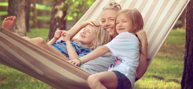 Glückliche Mutter mit ihren Kindern