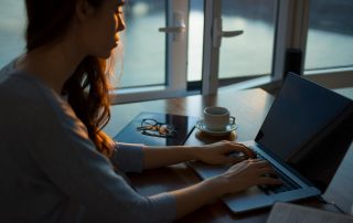 Frau arbeitet am Laptop